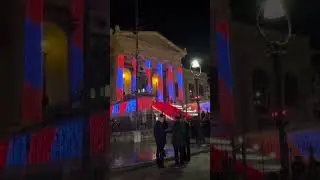 Сине-красные колонны-театр 