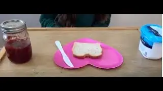 Намазывание масла и джема на тост