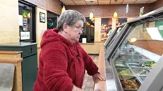 ЗЛАЯ БАБУШКА ИДЕТ В МЕТРО!