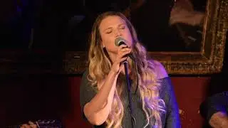 Carolyn Performs at Bar Lubitsch