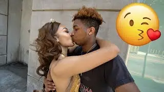 Я ПОЦЕЛУЙЛА украдкой!!