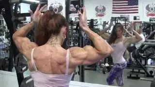 LINDSAY MULINAZZI www.FitnessInferno.com LUNGES & HOT BICEP FLEXING by the BICEP QUEEN