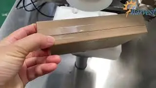 Semi-automatische kartonnen doos die rond de sluitmachine wordt geplakt