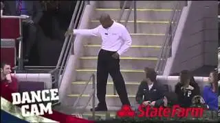 Dancing usher sends the crowd wild at Pistons game