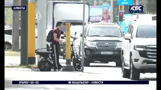 В Алматы сократилось количество курьеров на мопедах