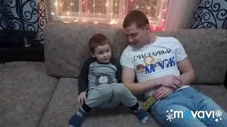 Дима первый раз катается на коньках