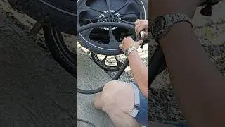 Laga punktering byta slang med en matsked Cargobike Flex och Delight framhjulen.