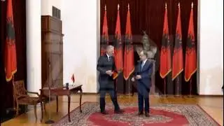 Ik&euml;n Holta Za&ccedil;aj! Gjyqtarja &ldquo;jep lamtumir&euml;n&rdquo;, betohet an&euml;tari i ri Kushtetueses, Asim Vokshi‼️