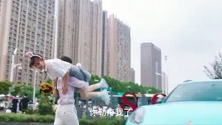 Cinderella enggan pergi bersama CEO, dan CEO hanya memikulnya di bahunya