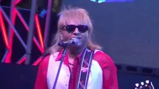 GLENN PERRY at DUBAI AMPHITHEATRE / BLUE SUEDE SHOES
