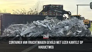 CONTAINER VAN VRACHTWAGEN GEVULD MET IJZER KANTELT OP VIADUCTWEG