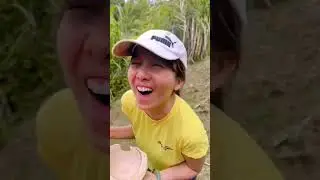 ＃椰子 ＃coconut 从树上直接摘下来的，水好鲜甜，椰肉好嫩，看我吃就知道有多好吃，有谁要打什么美食广告可以找我😁😂