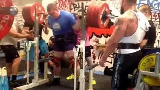 David Lupac. Squat training 425 kg without straps.
