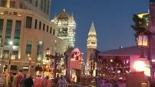 Friday Night Walking Las Vegas Strip!