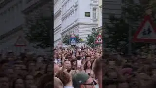 Swifties in Vienna sing I Knew You Were Trouble (Cornelius str.)