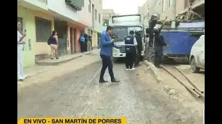 Vecino de SMP invade la vía pública y hace la vereda su cochera