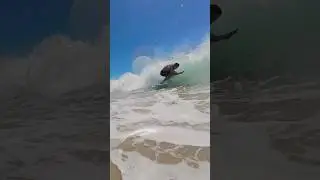 Skimboard en Olas orilleras rompiendo en la arena