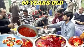 PAKISTANI BEST BREAKFAST 😋 60 YEARS OLD TASTE  LOHARI GATE FAMOUS SIRI PAYE PAKISTAN STREET FOOD