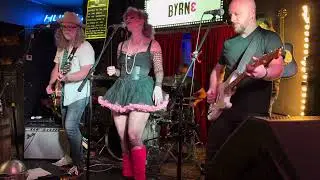 Aubryn sings Voices Carry (til Tuesday cover) at The Underdog w Shawn Byrne and Friendly Fire