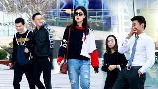 Pretending to Talk to People, Actually on the phone美女戴蓝牙耳机和路人搭讪，大家都上当了！
