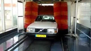 Volvo 240 DL washing the car in a carwash (the lazy way)