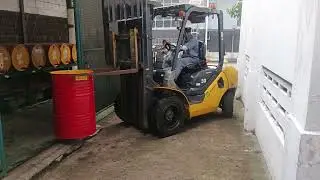 Angkat drum pakai forklift tanpa palet
