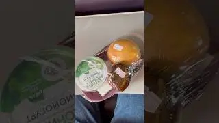 Чем кормят на рейсе Royal Air Maroc Москва-Касабланка🍔 #royalairmaroc #fly #flying #burger #dog