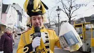 Siegburger Ehrengarde verschenkt „Kamelle“ auf dem Markt