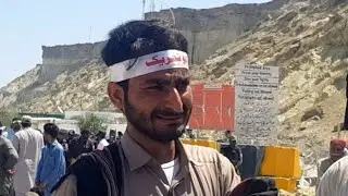 کامریڈ نوید بلوچ گوادر پورٹ  کے سامنے  پرجوش خطاب کرتے ہوے۔۔۔۔۔۔
