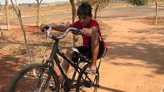MEU AMIGO ESTÁ TREINANDO PARA EMPINAR A MONTADINHA