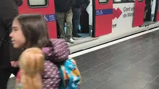 Metro Barcelona L5 Serie 5093-5096 con Vinilos de 100 a&ntilde;os Saliendo de Pla&ccedil;a de Sants 