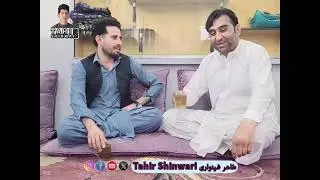عادل شینواری د تورخم له کډوالو سره د خدمت وروسته جلال&zwnj;اباد ښار شینواریو کلي کې نورخان شینواري ترڅنګ