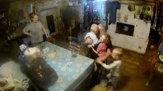 Дети ползают по батюшке