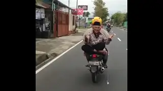 Lucu! Perhatikan bagaimana cara kakek ini bonceng motor