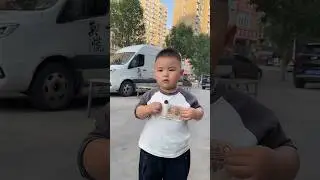 Maluszek wysłany, by kupić podpaski higieniczne dla mamy&hellip; i wypełnia misję! 😂❤️
