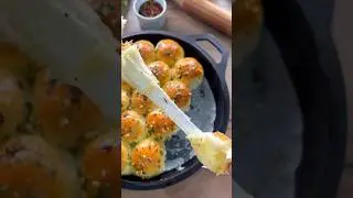 🧀🥖 Cheese Stuffed Garlic Bread Ball #viral #cheese #bread #barcelona #reels
