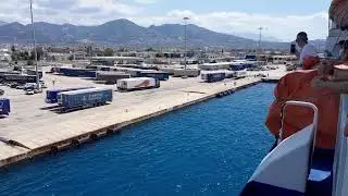 Паром приходит в порт