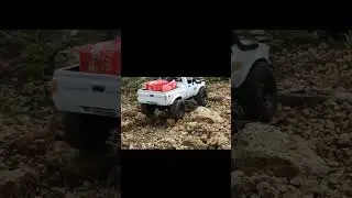 rc mobil toyota hilux menerjang jalur bebatuan
