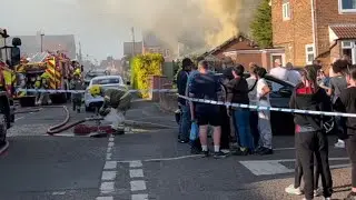 Firefighters Fail to Control Alvaston Blaze, Crowd Gathers || WooGlobe