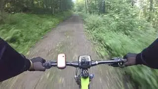 Mit dem Cannondale Moterra auf einem Trail in Battenhausen