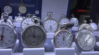10 metrekarelik dükkanda 30 yıldır saat tamiri yapıyor