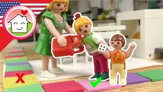 Playmobil English Don’t Land on the Wrong Space – Massive Board Game Challenge - Hauser Family