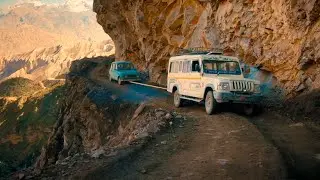 Perilous towing on the edge of a cliff | Nepal Special | Top Gear