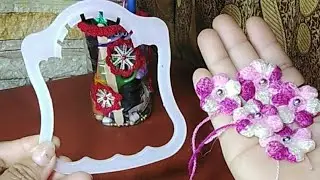 Asa de botella a un lindo porta toalla con flores a crochet.
