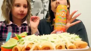 Мама и дочь едят такитос мукбанг &mdash; еда с Candoos