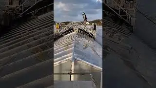working of the top cleaner , the outdoor roof cleaner for greenhouse by vander waay . #www.vdwaay.nl