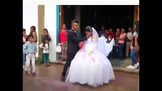 NOVIA BIEN TÍMIDA, EN EL MOMENTO DEL BESO, HERIBERTO Y ANGÉLICA.