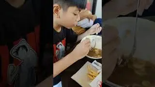KYRIE ENJOY EATING DELICIOUS JOLLIBEE BURGER STEAK #jollibee #nlex #jollibini #bidaangsaya #yummy