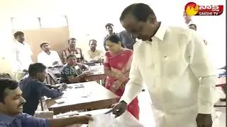 KCR and his Wife cast their vote in Chintamadaka | Telangana Election 2018 | Exclusive Visuals