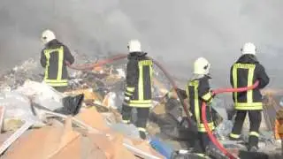 40 Tonnen Bauabfall stehen in Flammen